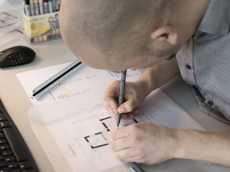 Ein Mitarbeiter zeichnet eine Skizze