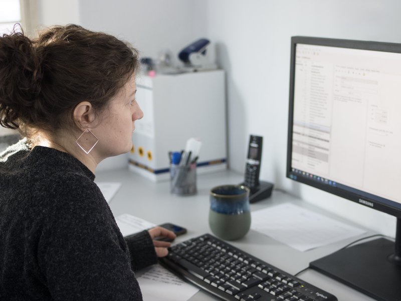 Mitarbeiterin arbeitet am Computer